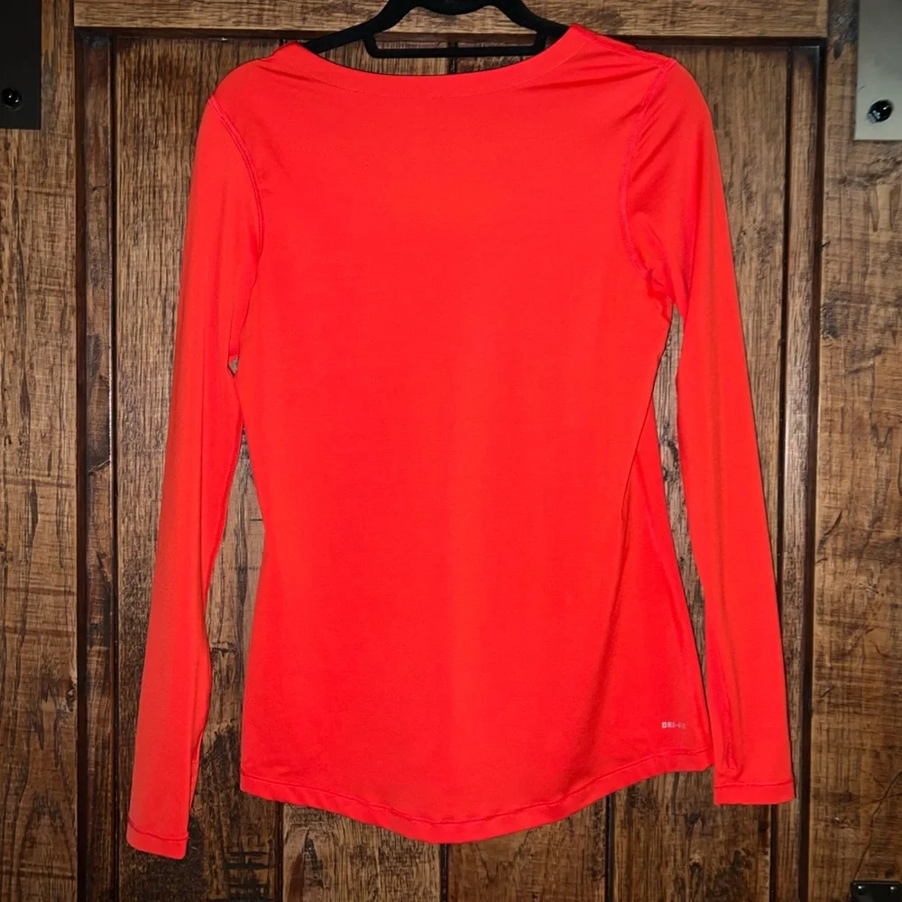 EUC Women’s Nike Pro Dri Fit V-Neck Long-Sleeve Shirt in Red Orange Size Large